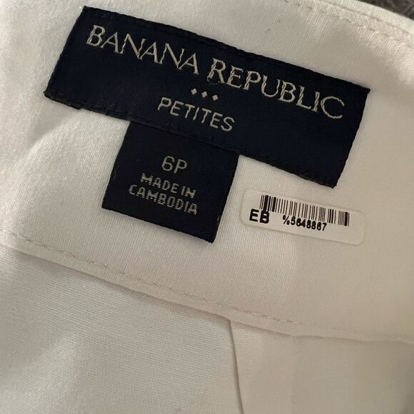 Beautiful Banana Republic size 6 petites white mini skirt with slit at back - Picture 4 of 5
